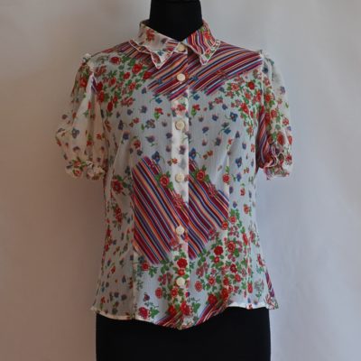 Viasassi short sleeve summer top with abstract print, made in Italy.