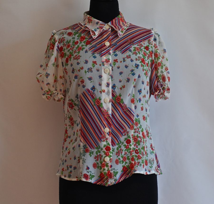 Viasassi short sleeve summer top with abstract print, made in Italy.