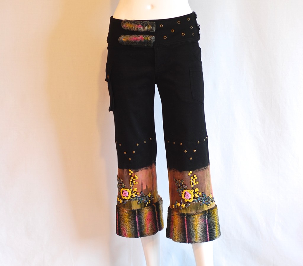 Galassia cropped trousers with faux fur and beaded flowers, made in Italy