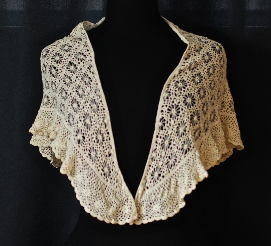 Mixed crochet ivory colored aplet or shawl
