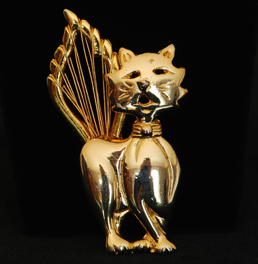 Wailing Cat Gold Tone Pin