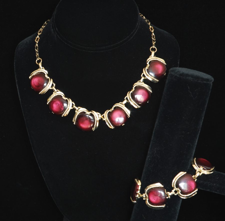 1960's Purple lucite necklace and bracelet set, unisgned